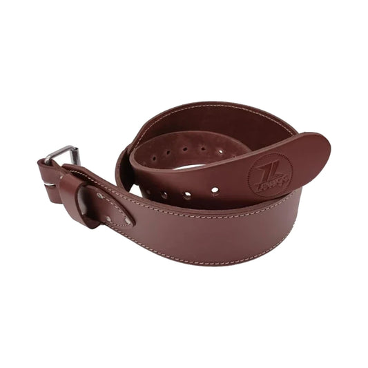 Cinturón de cuero marrón estilo Ranger con hebilla metálica y costuras decorativas.