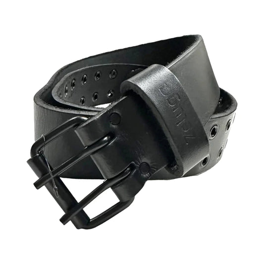 Cinturón de cuero negro con hebilla y costuras, vista lateral con perforaciones