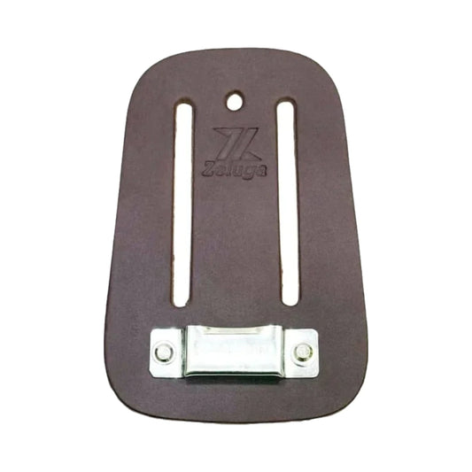 Soporte de cuero oscuro para cinta métrica, vista frontal con placa metálica