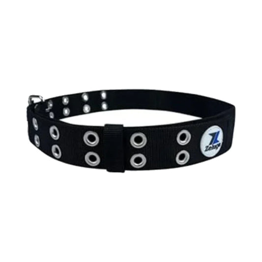 Cinturón utilitario negro con hebilla metálica, ojales y remaches, placa azul.