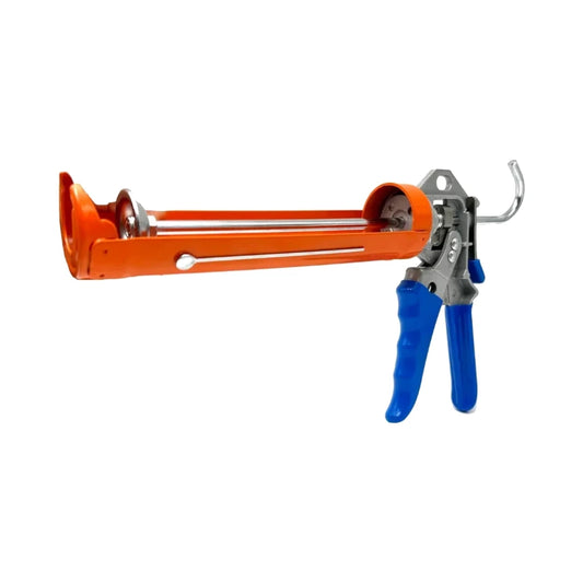 Pistola de calafateo con cuerpo naranja y empuñadura azul, boquilla plateada
