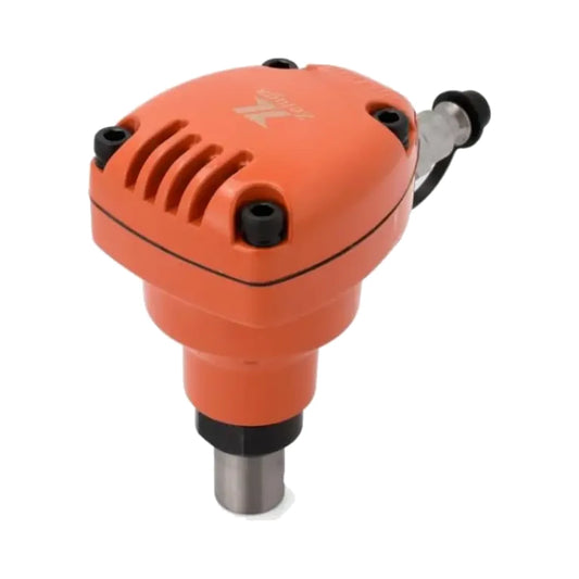 Clavadora neumática compacta naranja con rejilla de ventilación y salida lateral