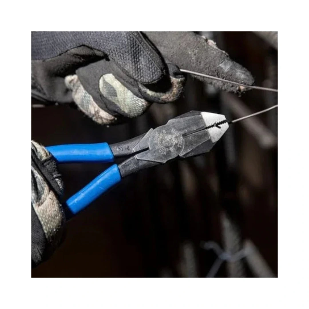 Alicates de punta fina con resorte cortando cable sujetado con guantes