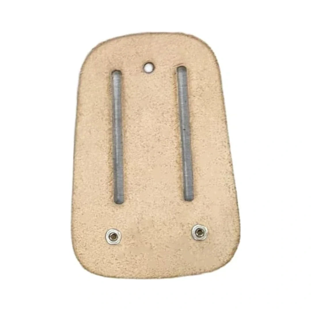 Soporte de cuero beige para cinta métrica, parte trasera con dos ojales