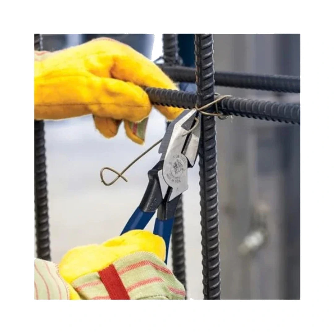 Pinza cortavarillas Klein Tools D213-9ST cortando varilla de acero con guantes