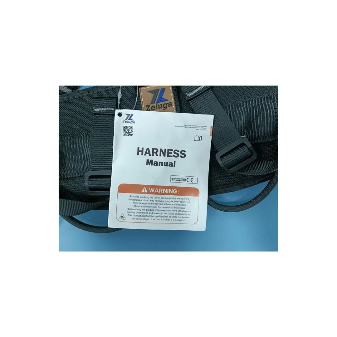 Arnés con etiqueta de instrucciones y sello CE visible sobre correas negras