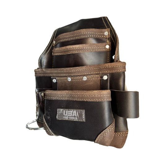 Bolsa de herramientas de cuero USA Pro Tools SST-1256 con 4 bolsillos, porta martillo y argolla, vista tres cuartos