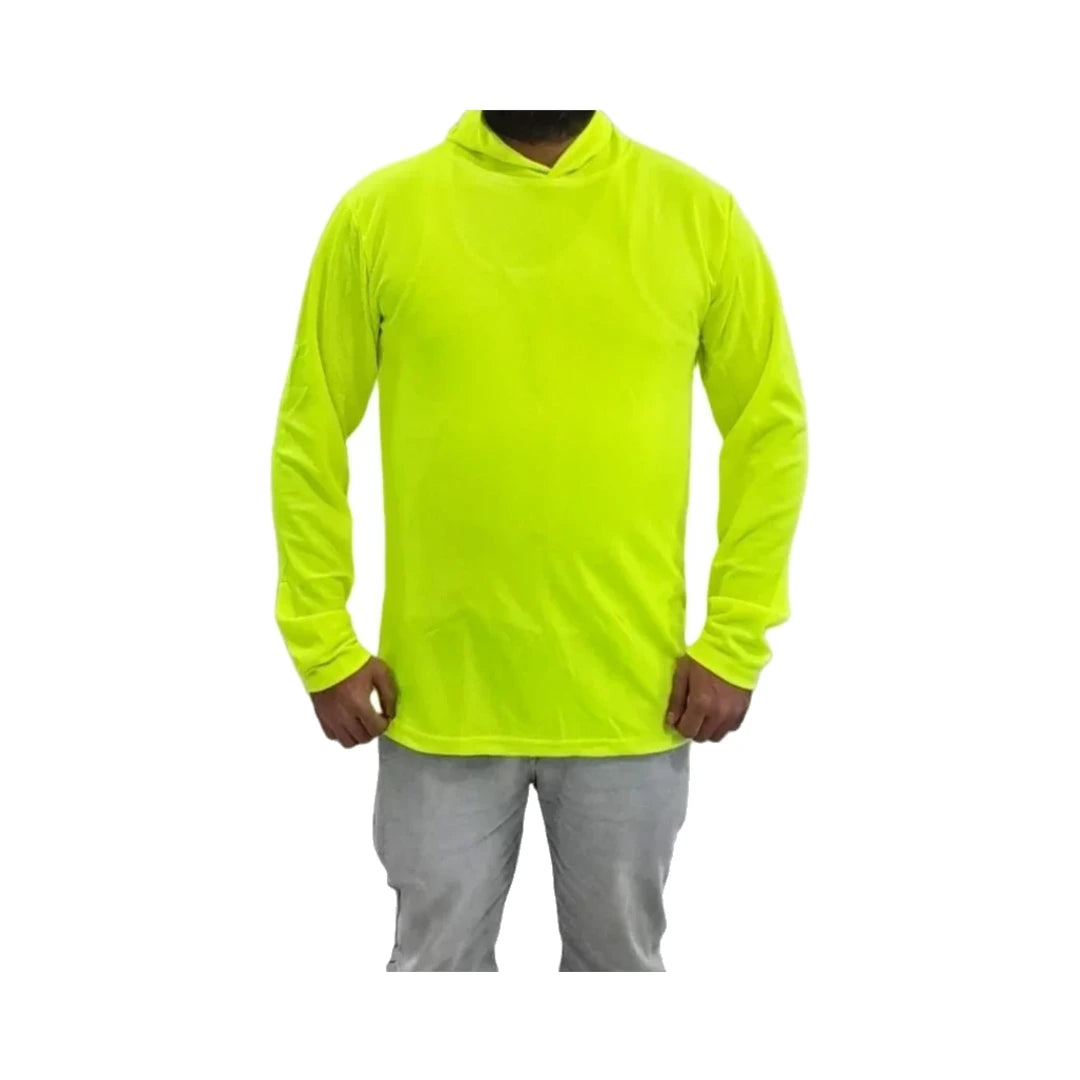 Camisa con capucha verde neón con la capucha puesta
