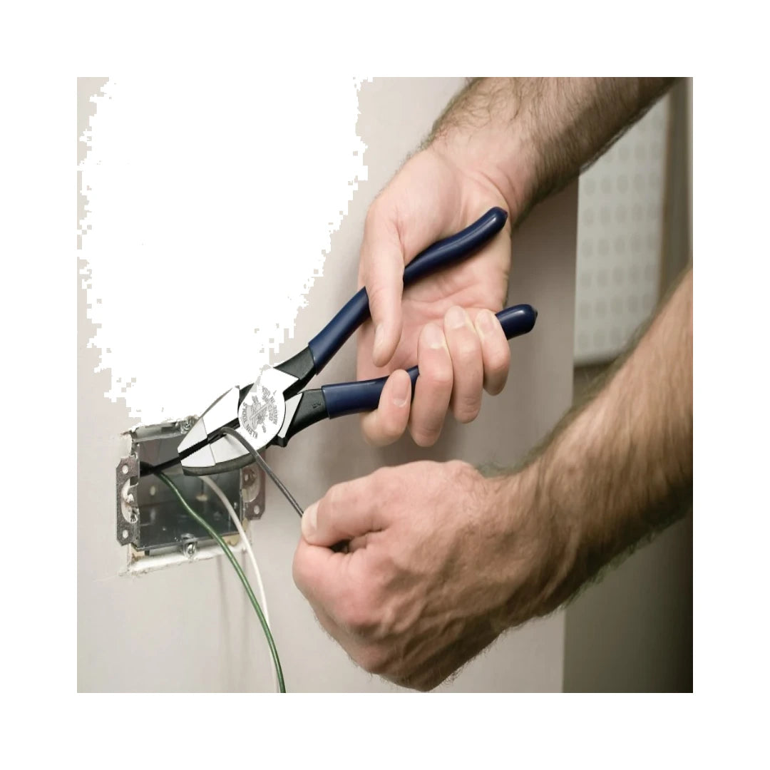 Klein Tools D213-9NE cortando cable eléctrico