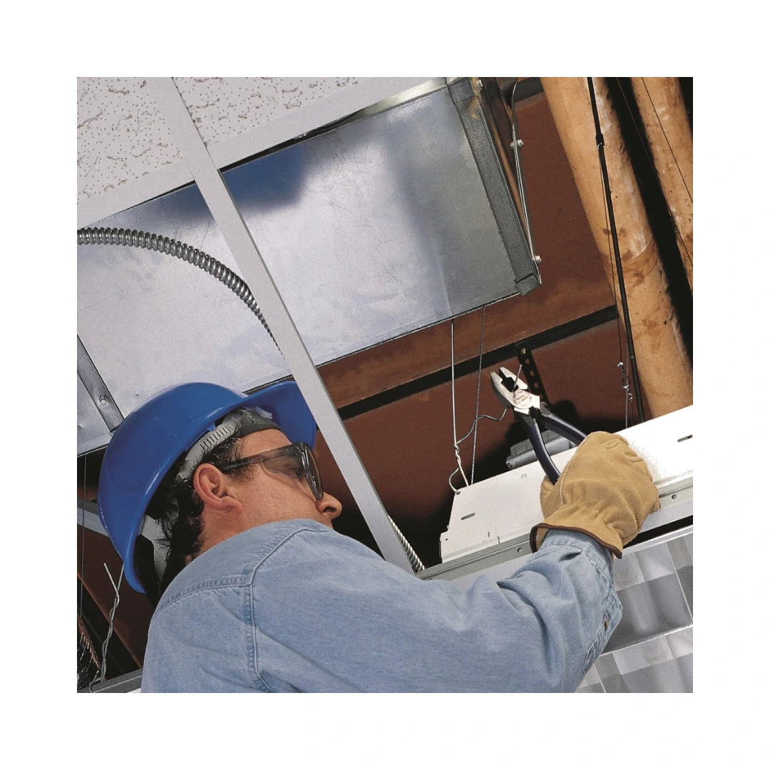 Electricista usando Klein Tools D213-9NE
