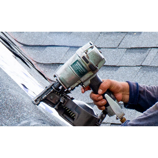 Techador usando la clavadora Metabo HPT NV45AB2 sobre tejas