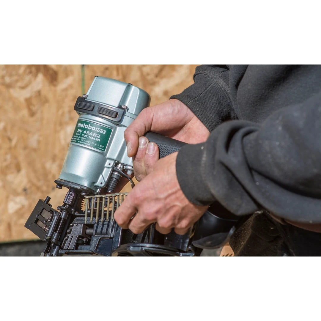 Cargando la bobina de clavos en la Metabo HPT NV45AB2