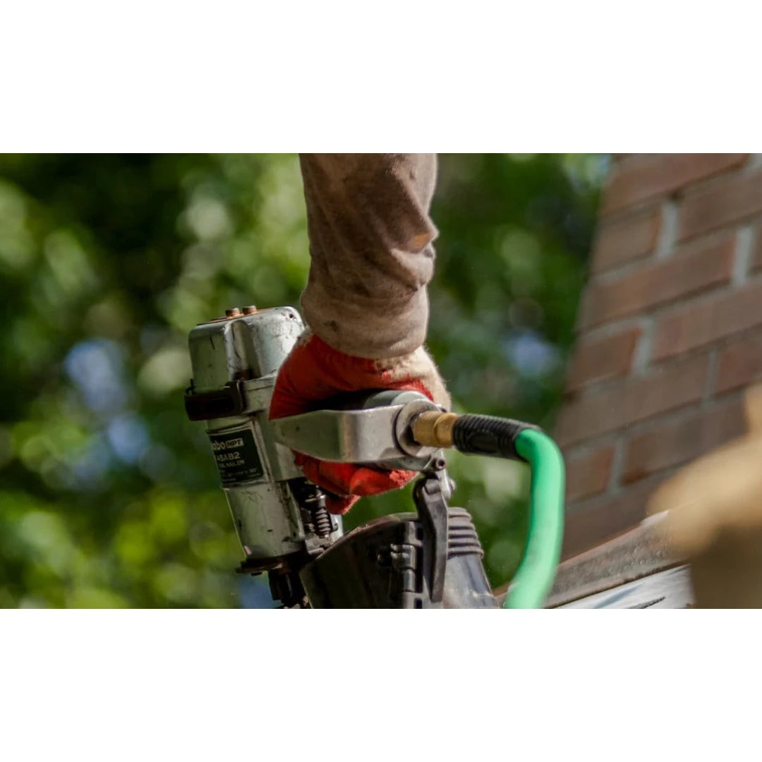 Metabo HPT NV45AB2 en uso en el techo con manguera de aire