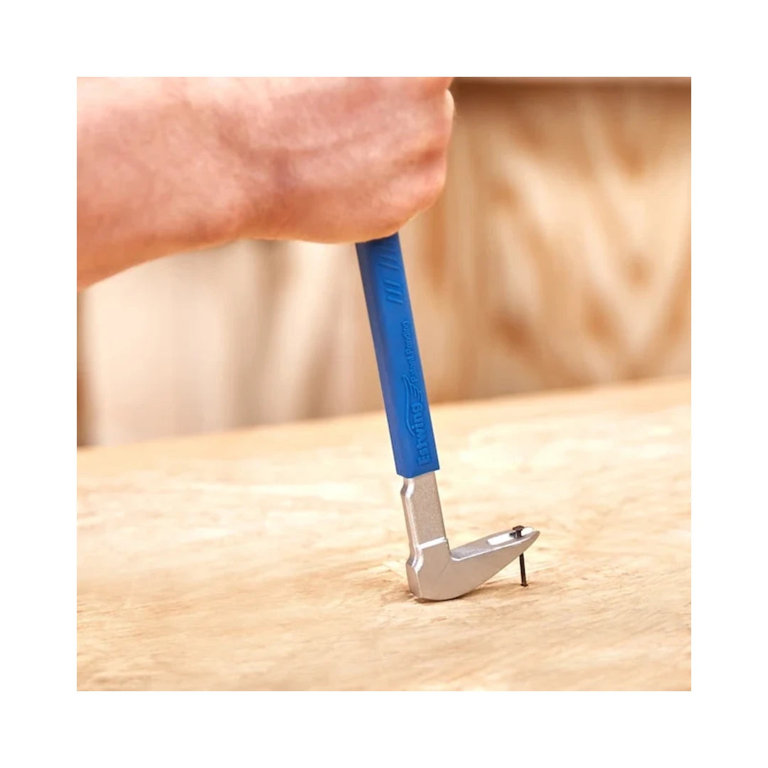 Estwing PC210G sacando un clavo de madera