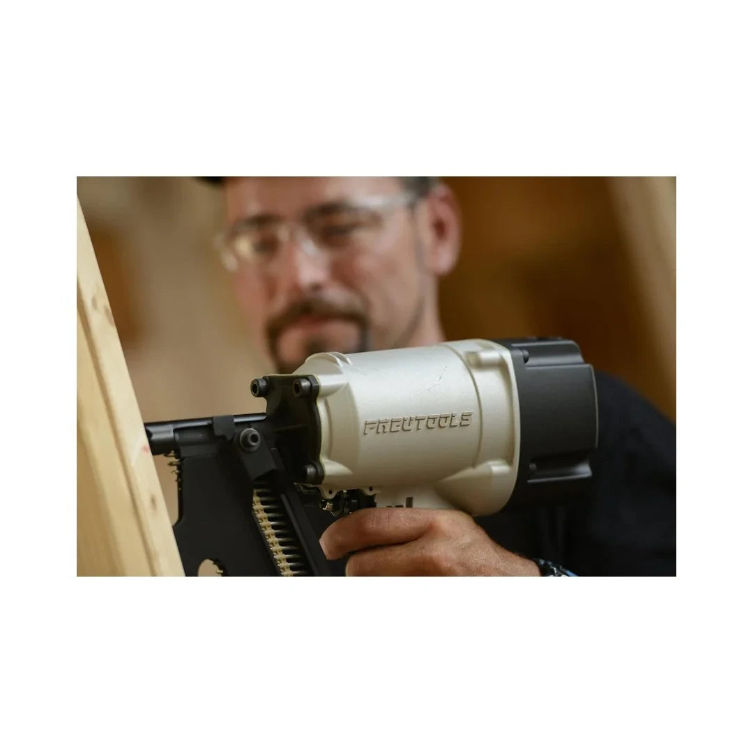 Clavadora de enmarcar PneuTools SN2283H en uso en obra