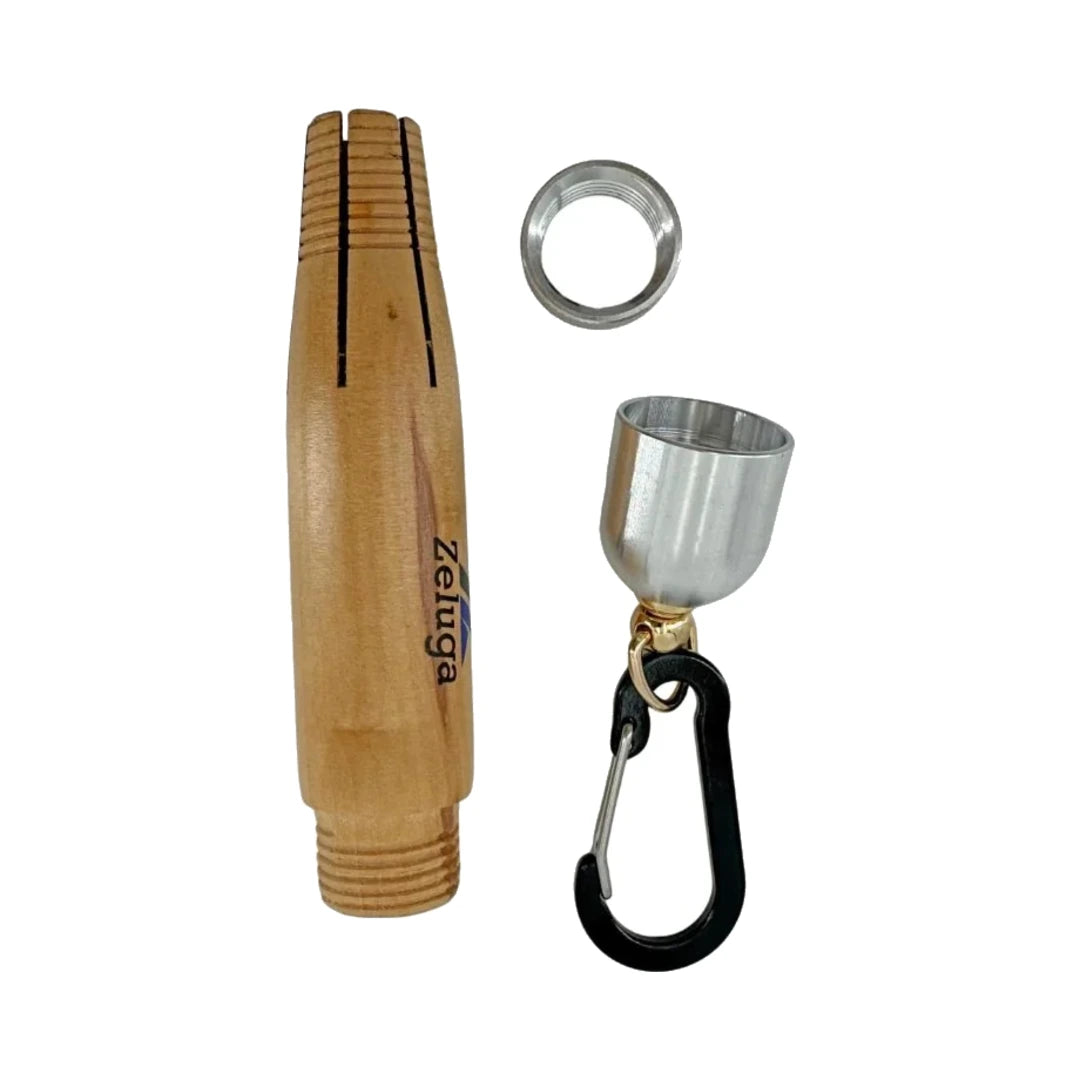 Piezas del portacrayones Zeluga: cuerpo de madera, tuerca y mosquetón