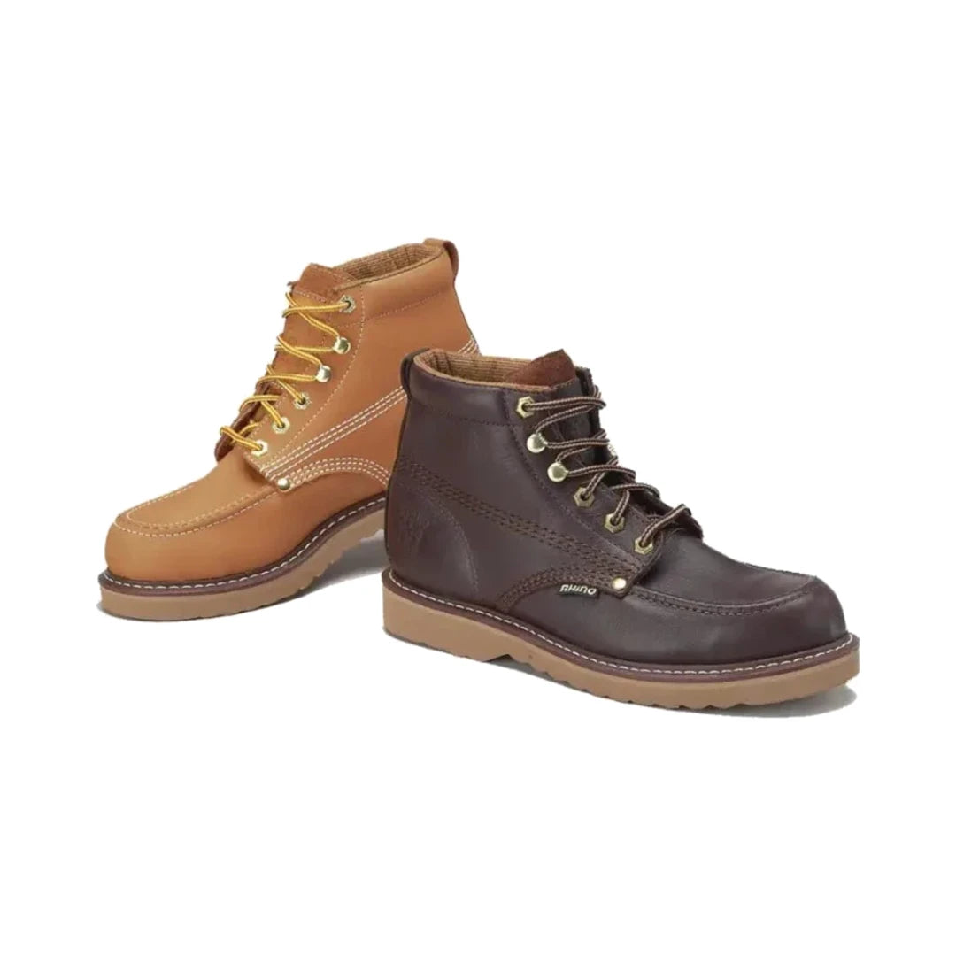 Par de botas de trabajo de cuero: una camel y otra marrón oscuro con cordones